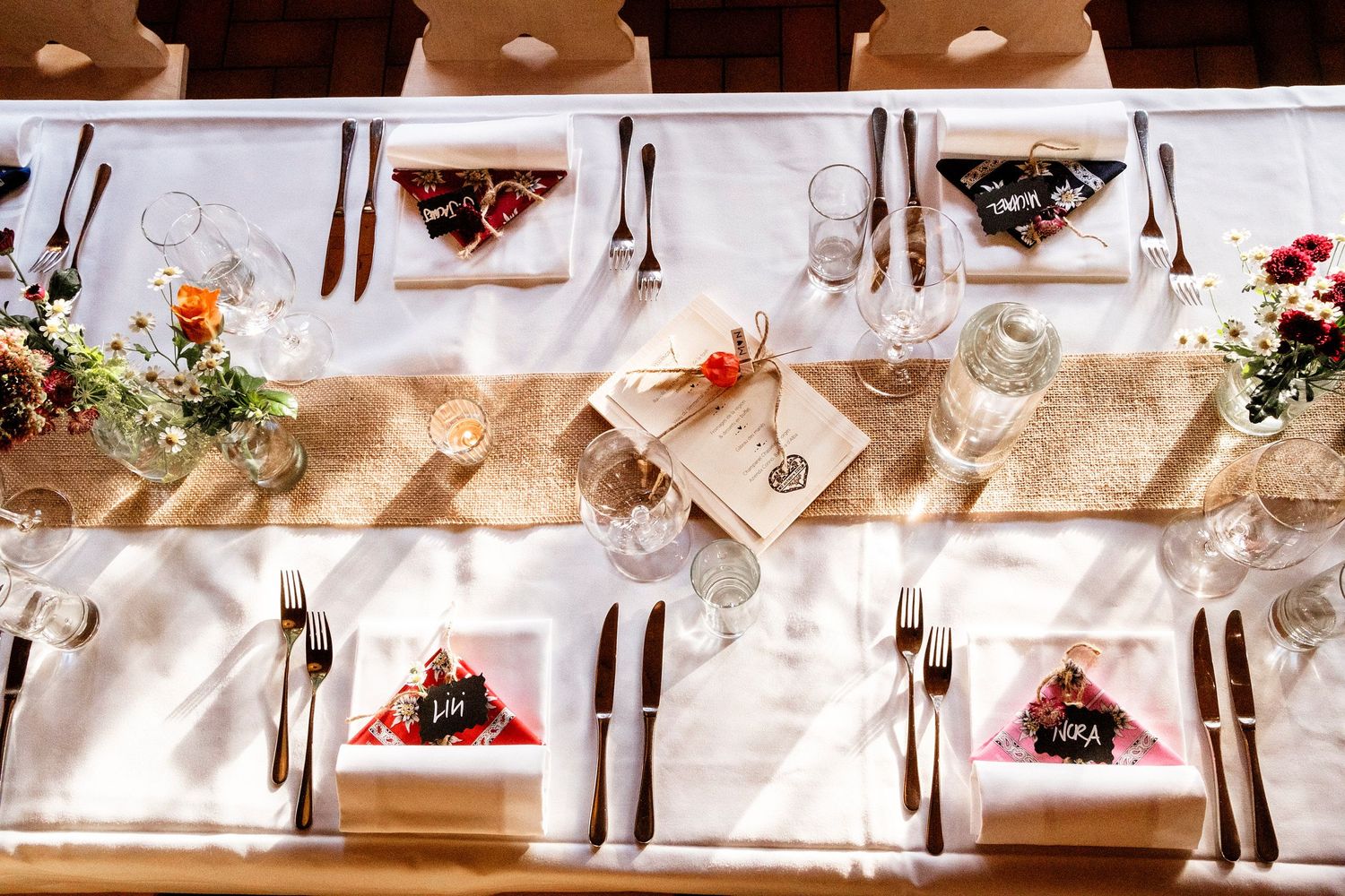 TLOOK photographe de mariage de style documentaire, Wasserngrat à Gstaad décoration tables