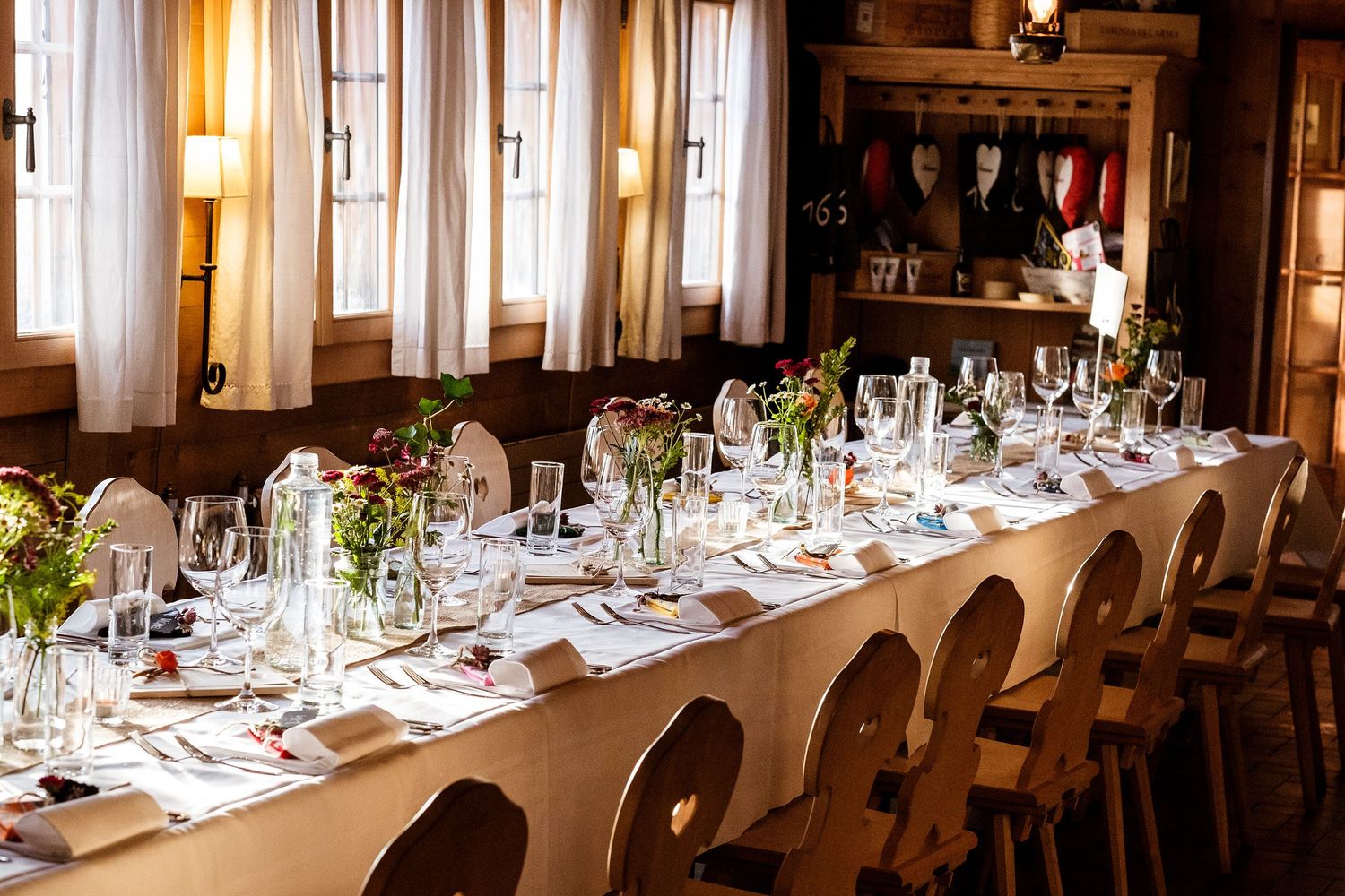 TLOOK photographe de mariage de style documentaire, Wasserngrat à Gstaad décoration tables