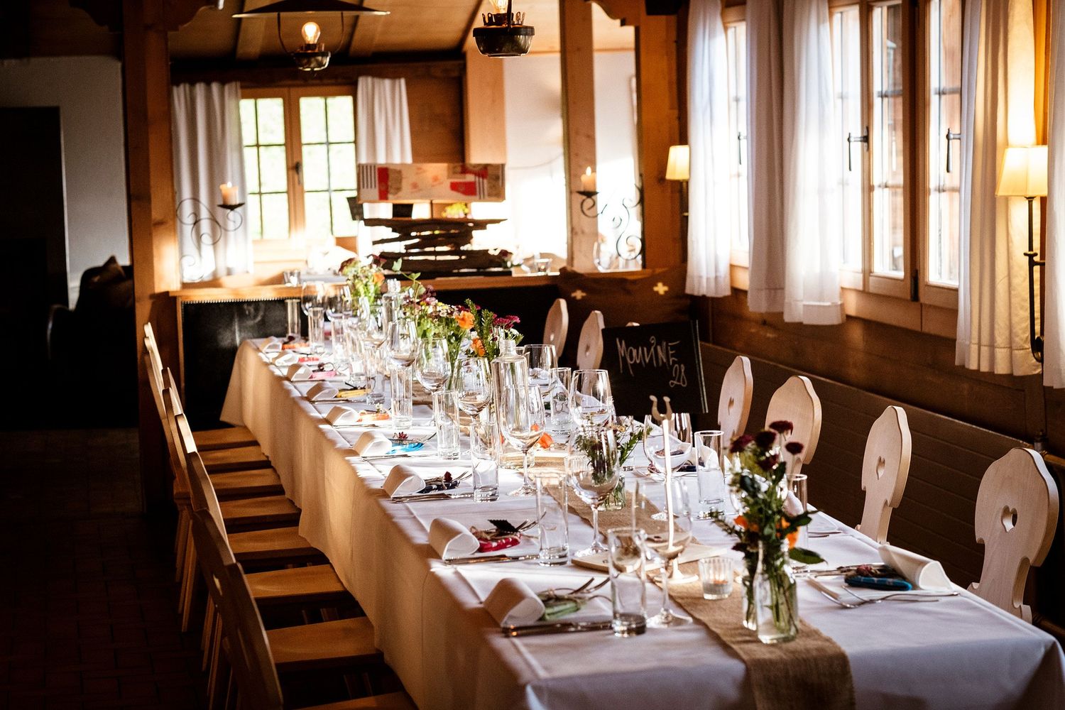 TLOOK photographe de mariage de style documentaire, Wasserngrat à Gstaad décoration tables