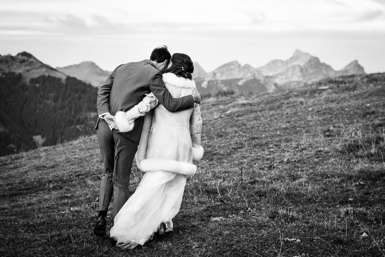 TLOOK photographe de mariage de style documentaire, Wasserngrat à Gstaad portraits des mariés dans la nature