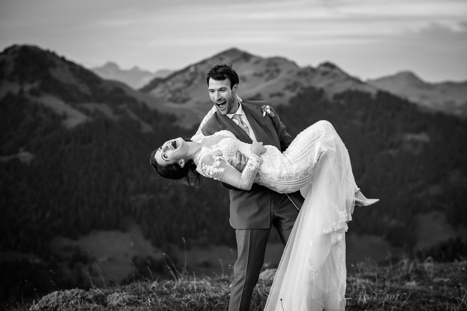 TLOOK photographe de mariage de style documentaire, Wasserngrat à Gstaad portraits des mariés dans la nature