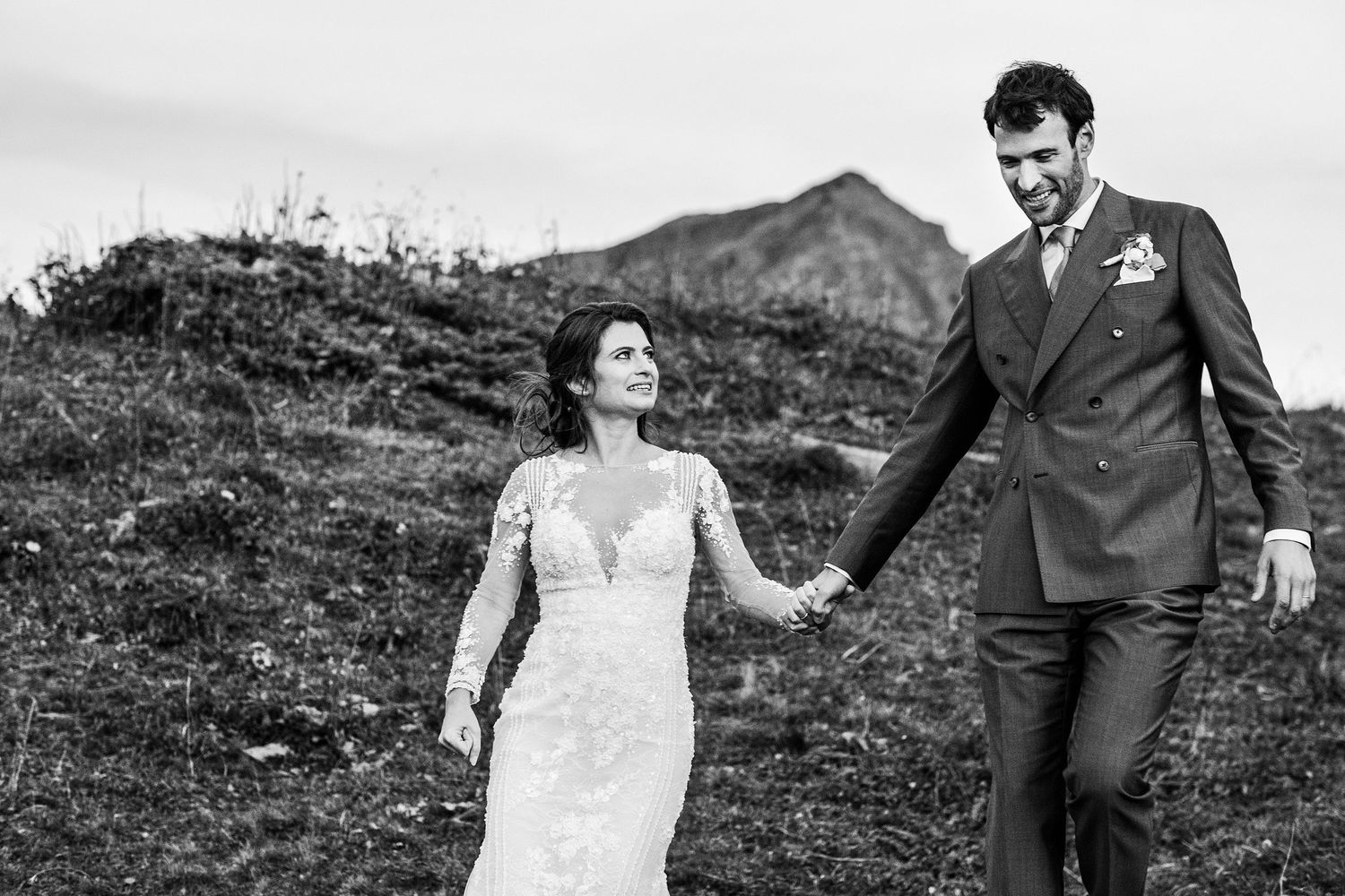 TLOOK photographe de mariage de style documentaire, Wasserngrat à Gstaad portraits des mariés dans la nature