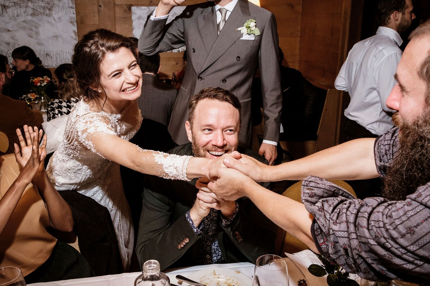 TLOOK photographe de mariage de style documentaire, Wasserngrat à Gstaad soirée portraits
