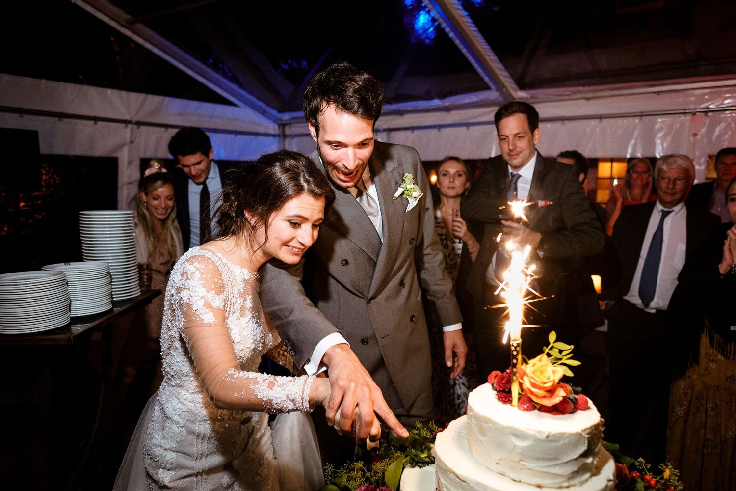 TLOOK photographe de mariage de style documentaire, Wasserngrat à Gstaad coupe du gâteau avec feux de bengale