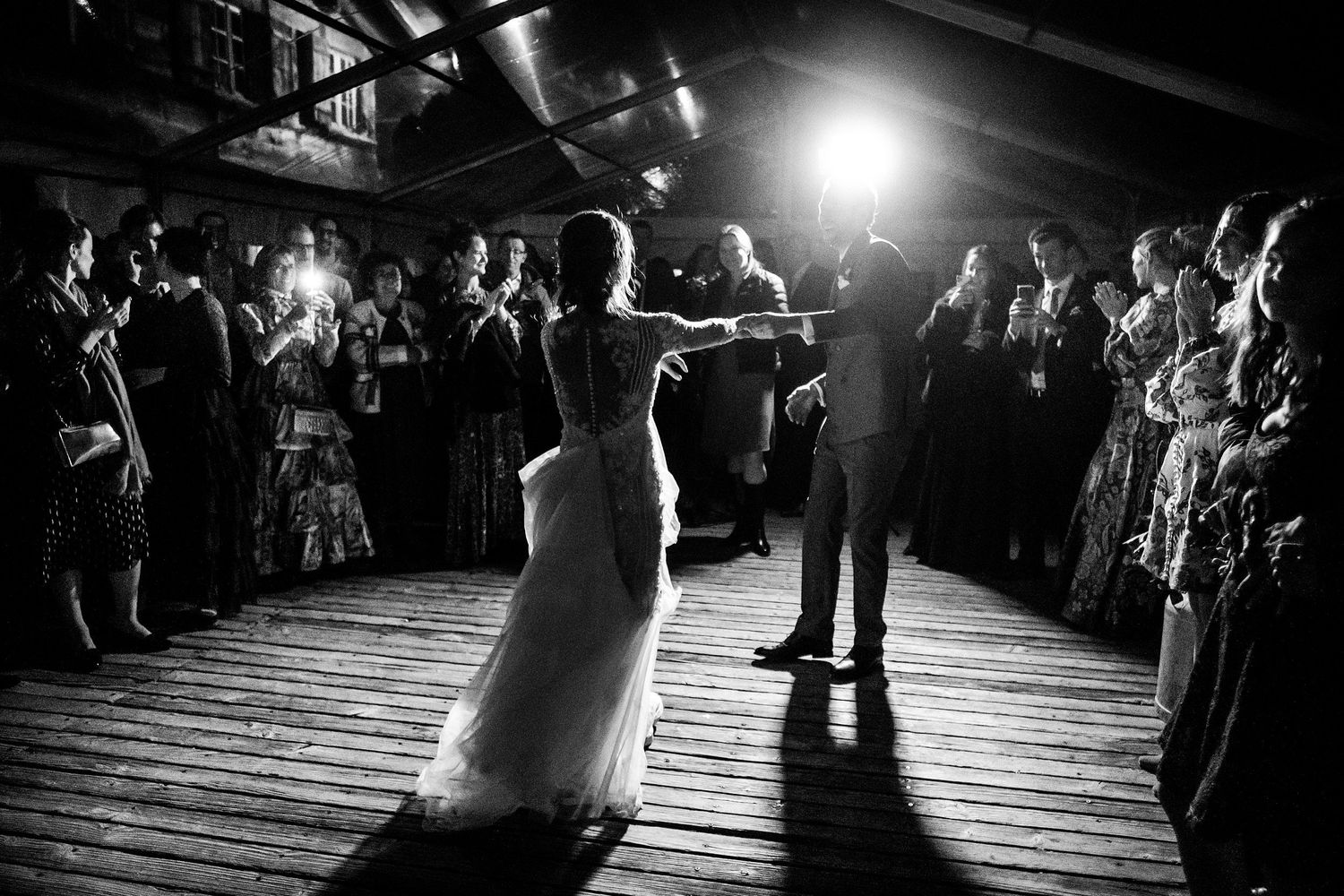 TLOOK photographe de mariage de style documentaire, Wasserngrat à Gstaad ambiance dance floor