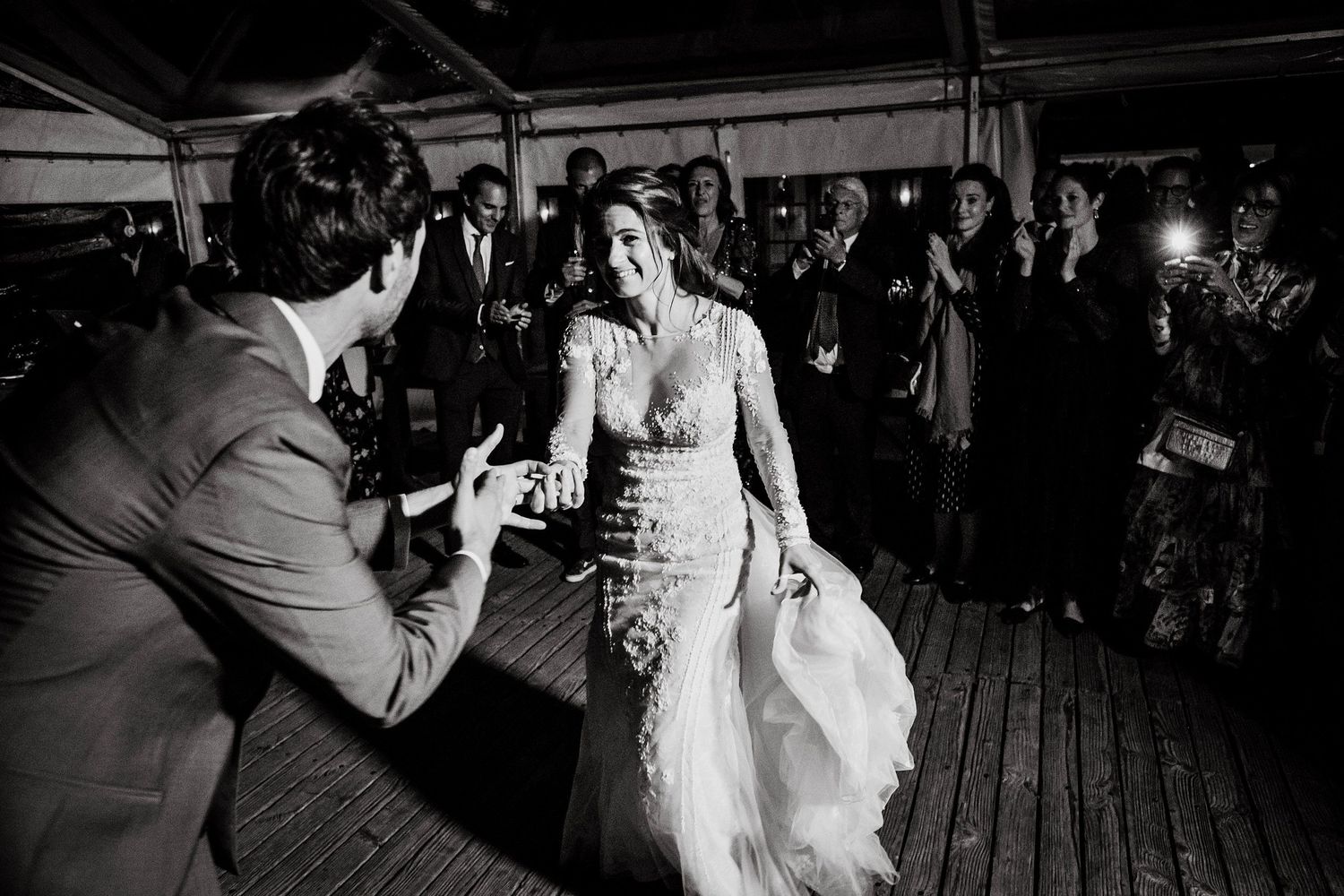 TLOOK photographe de mariage de style documentaire, Wasserngrat à Gstaad ambiance dance floor