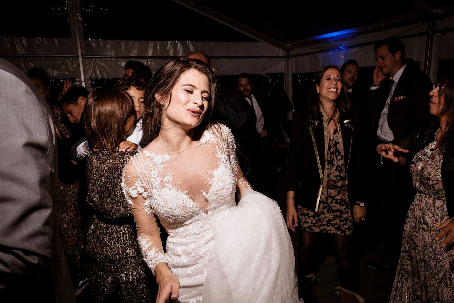 TLOOK photographe de mariage de style documentaire, Wasserngrat à Gstaad ambiance dance floor