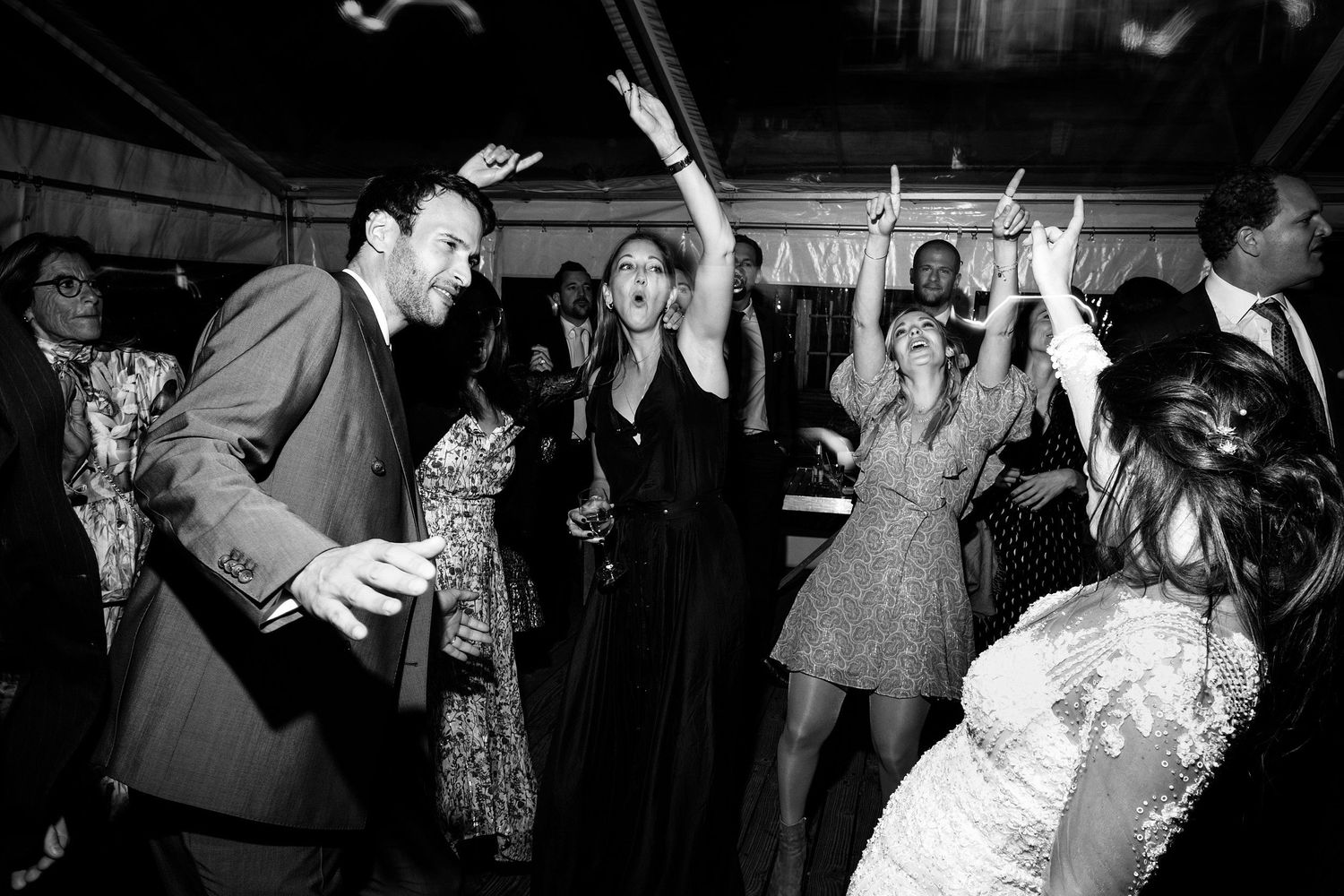 TLOOK photographe de mariage de style documentaire, Wasserngrat à Gstaad ambiance dance floor