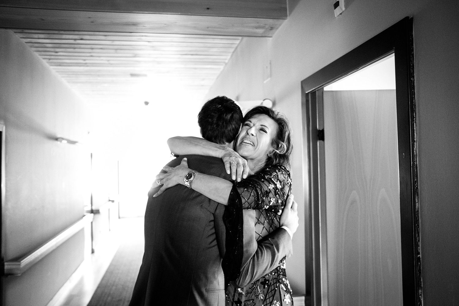 TLOOK photographe de mariage de style documentaire, préparatifs du marié qui embrasse sa maman