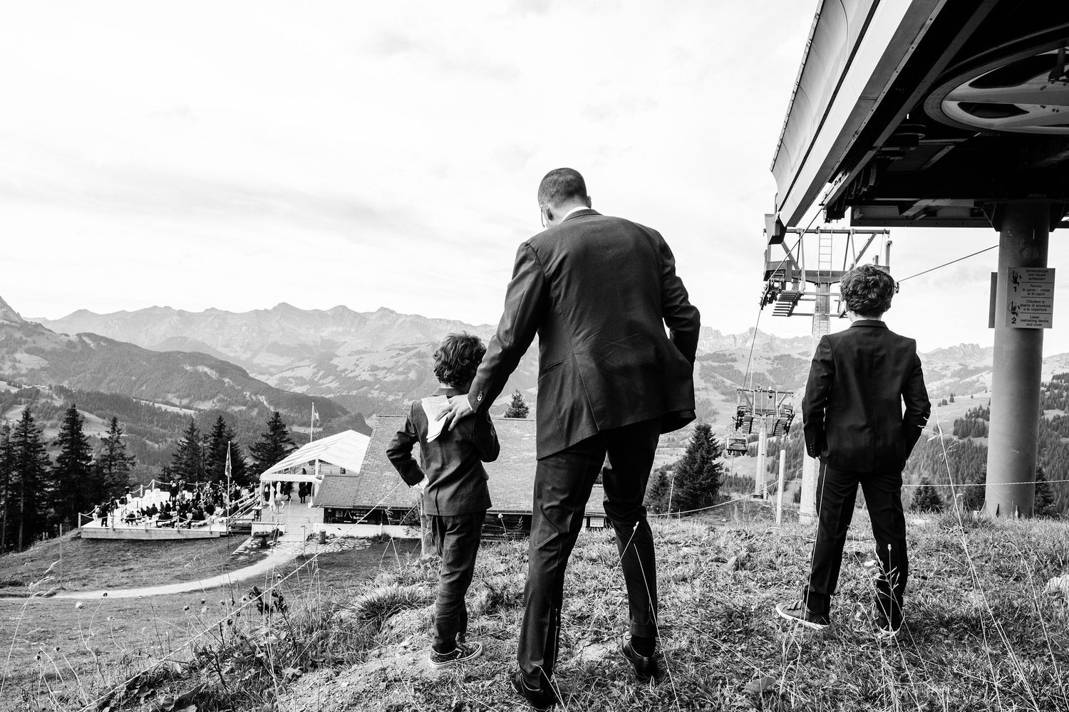 TLOOK photographe de mariage de style documentaire, Wasserngrat à Gstaad cérémonie sur la terrasse