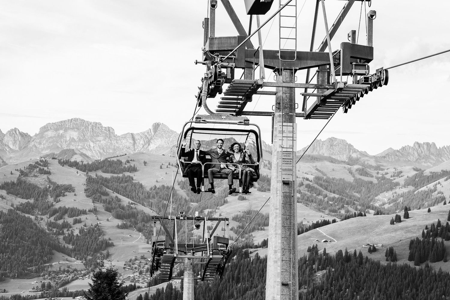 TLOOK photographe de mariage de style documentaire, Wasserngrat à Gstaad cérémonie sur la terrasse arrivée du marié et de ses parents
