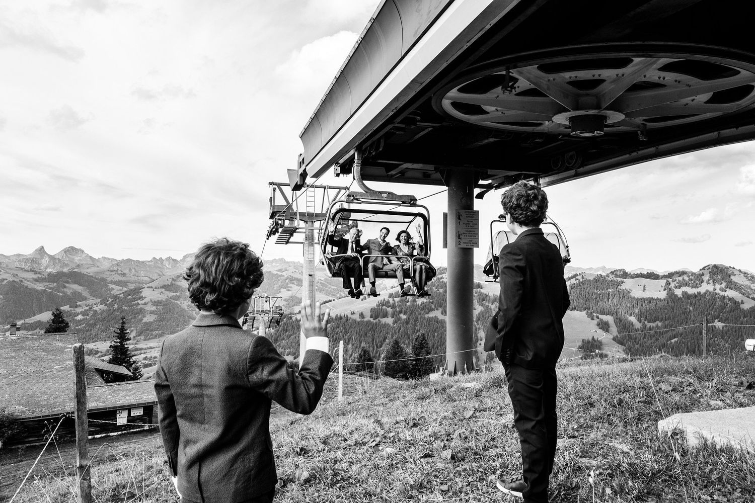TLOOK photographe de mariage de style documentaire, Wasserngrat à Gstaad cérémonie sur la terrasse arrivée du marié et de ses parents