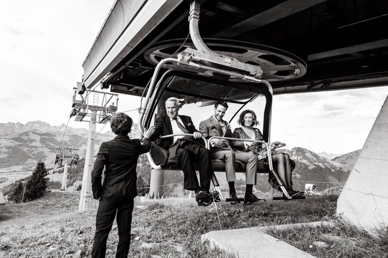 TLOOK photographe de mariage de style documentaire, Wasserngrat à Gstaad cérémonie sur la terrasse arrivée du marié et de ses parents