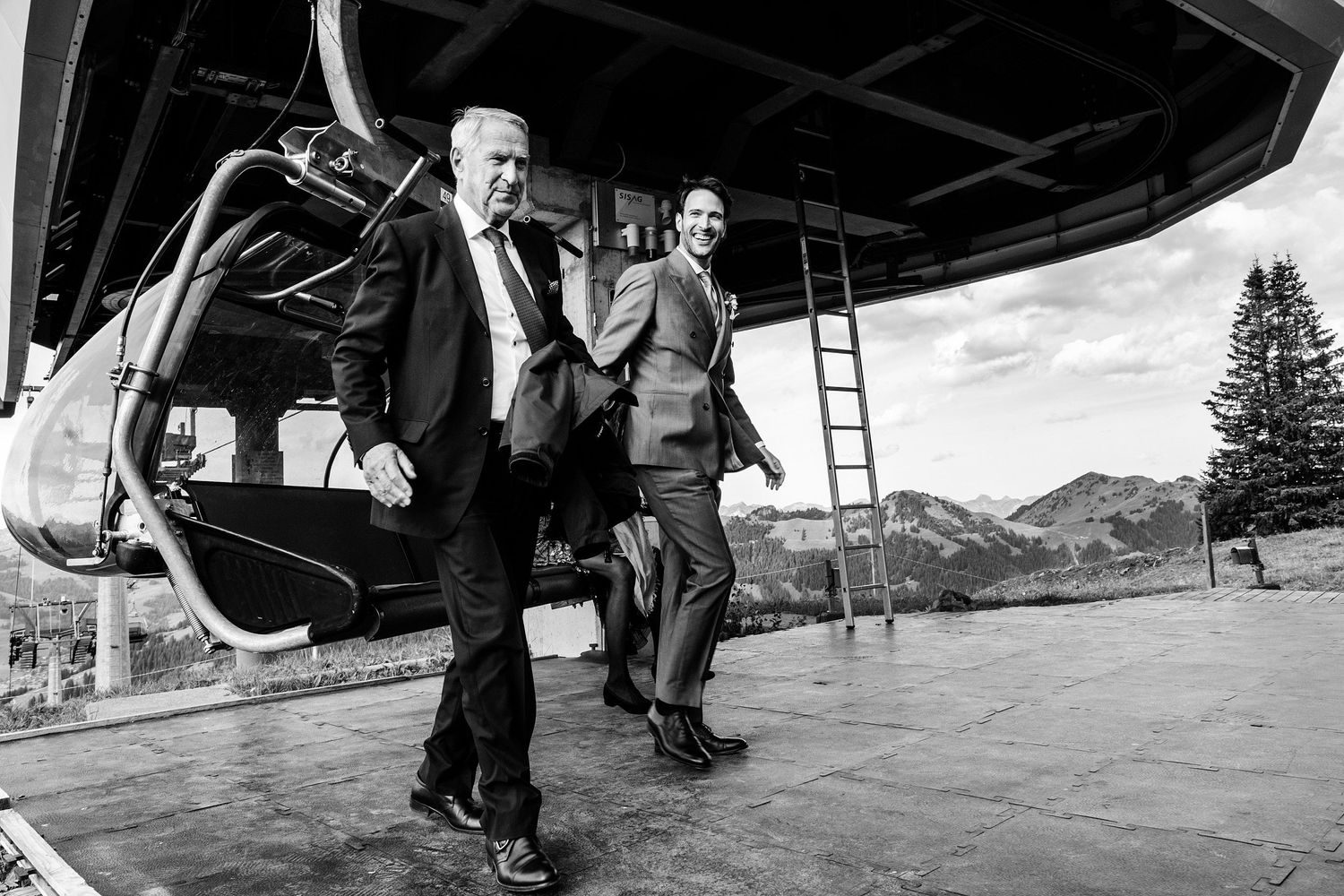 TLOOK photographe de mariage de style documentaire, Wasserngrat à Gstaad cérémonie sur la terrasse arrivée du marié et de ses parents