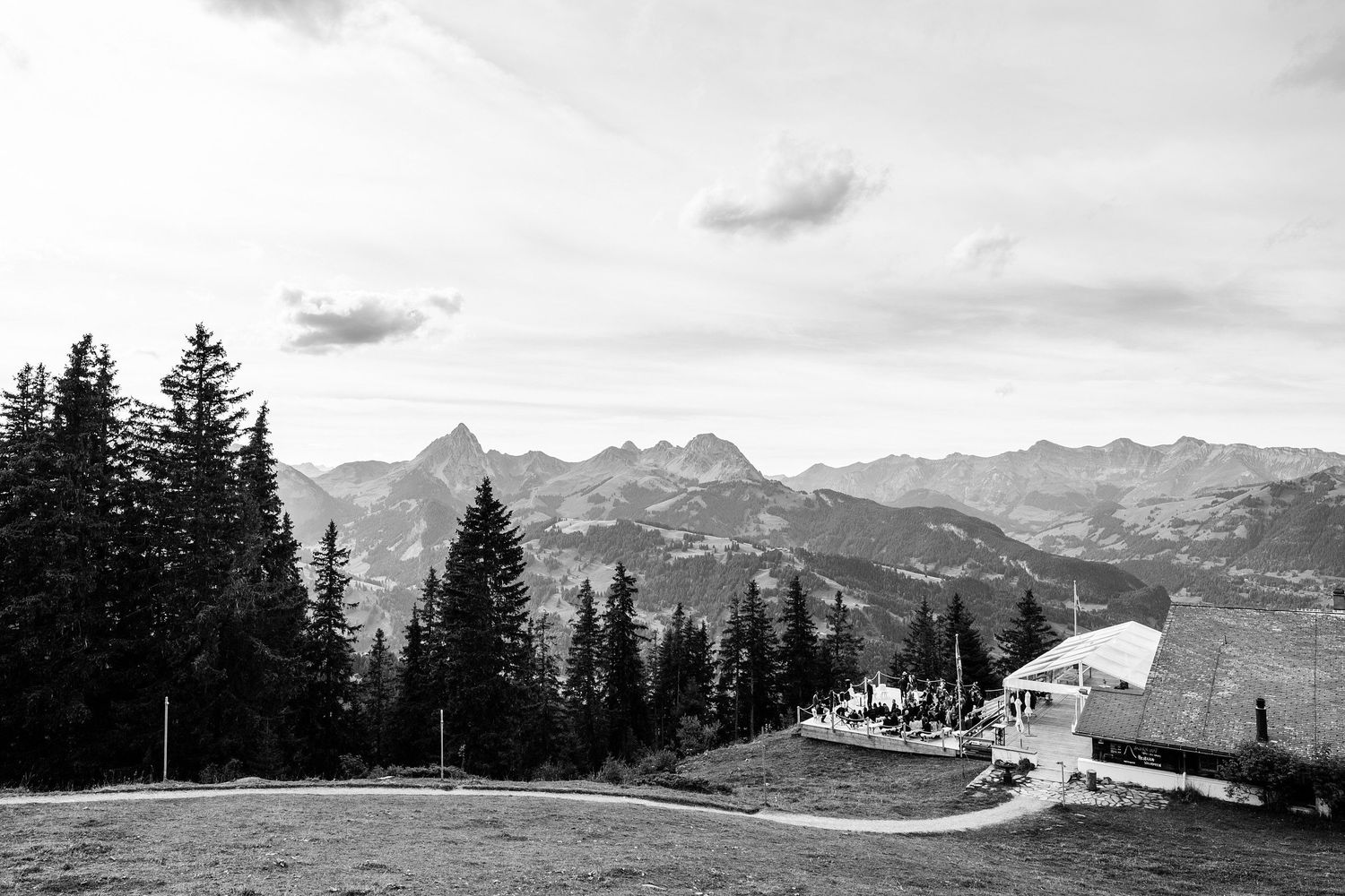 TLOOK photographe de mariage de style documentaire, Wasserngrat à Gstaad cérémonie sur la terrasse