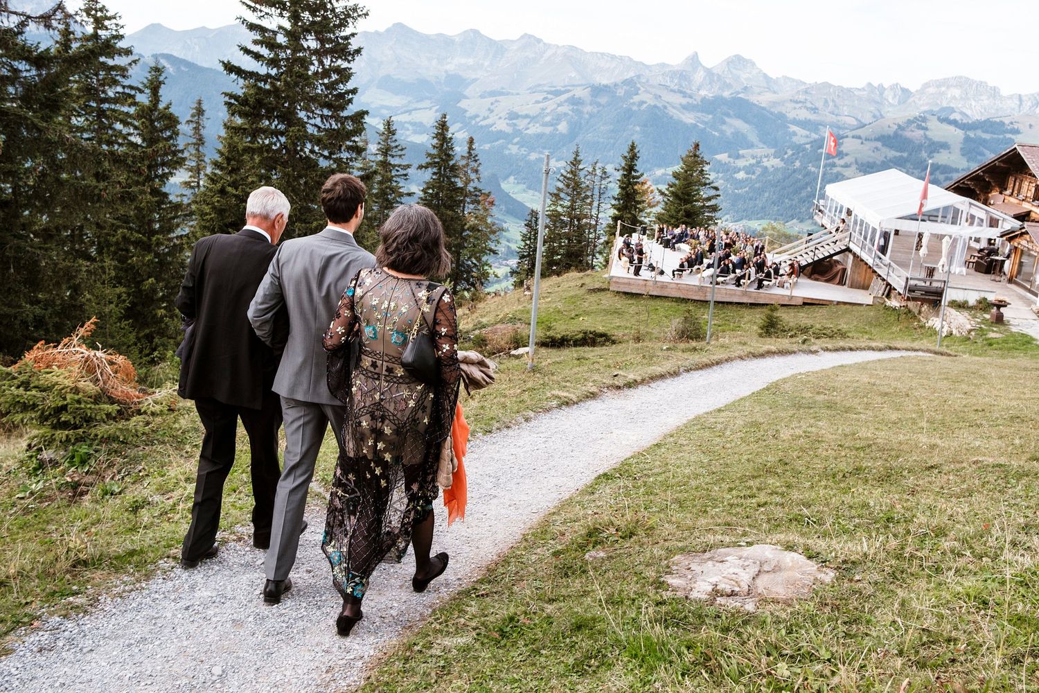 TLOOK photographe de mariage de style documentaire, Wasserngrat à Gstaad cérémonie sur la terrasse arrivée du marié et de ses parents