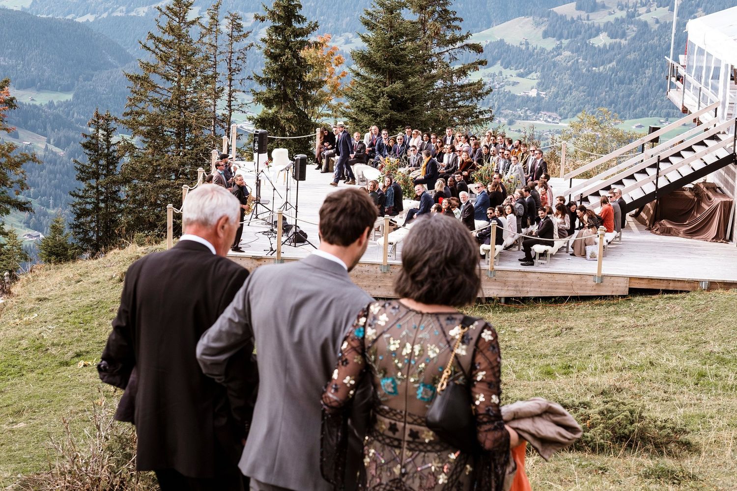 TLOOK photographe de mariage de style documentaire, Wasserngrat à Gstaad cérémonie sur la terrasse arrivée du marié et de ses parents