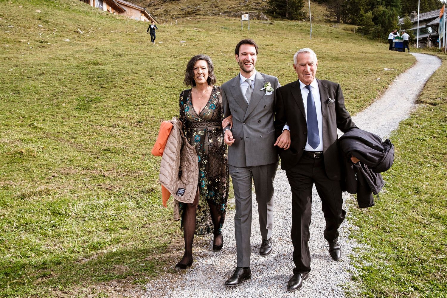 TLOOK photographe de mariage de style documentaire, Wasserngrat à Gstaad cérémonie sur la terrasse arrivée du marié et de ses parents