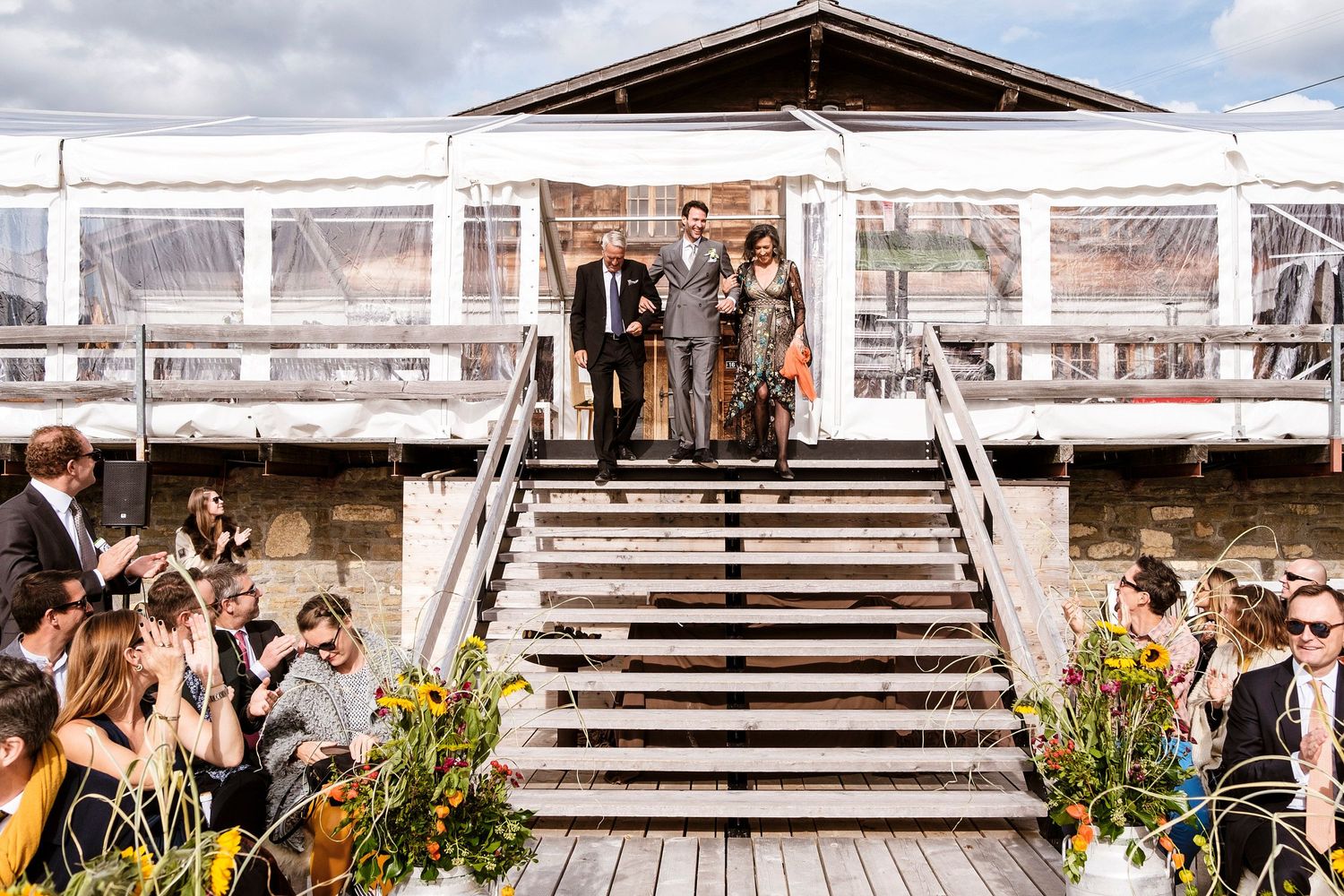 TLOOK photographe de mariage de style documentaire, Wasserngrat à Gstaad cérémonie sur la terrasse arrivée du marié et de ses parents