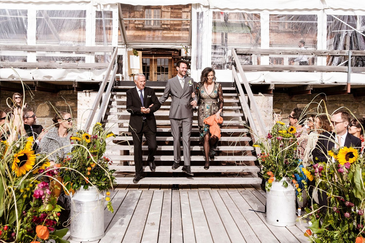 TLOOK photographe de mariage de style documentaire, Wasserngrat à Gstaad cérémonie sur la terrasse arrivée du marié et de ses parents