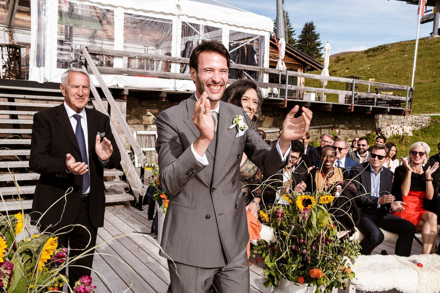 TLOOK photographe de mariage de style documentaire, Wasserngrat à Gstaad cérémonie sur la terrasse arrivée du marié et de ses parents