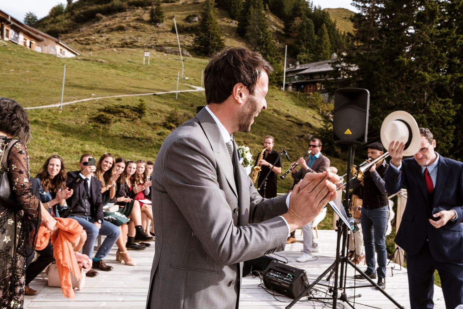 TLOOK photographe de mariage de style documentaire, Wasserngrat à Gstaad cérémonie sur la terrasse arrivée du marié