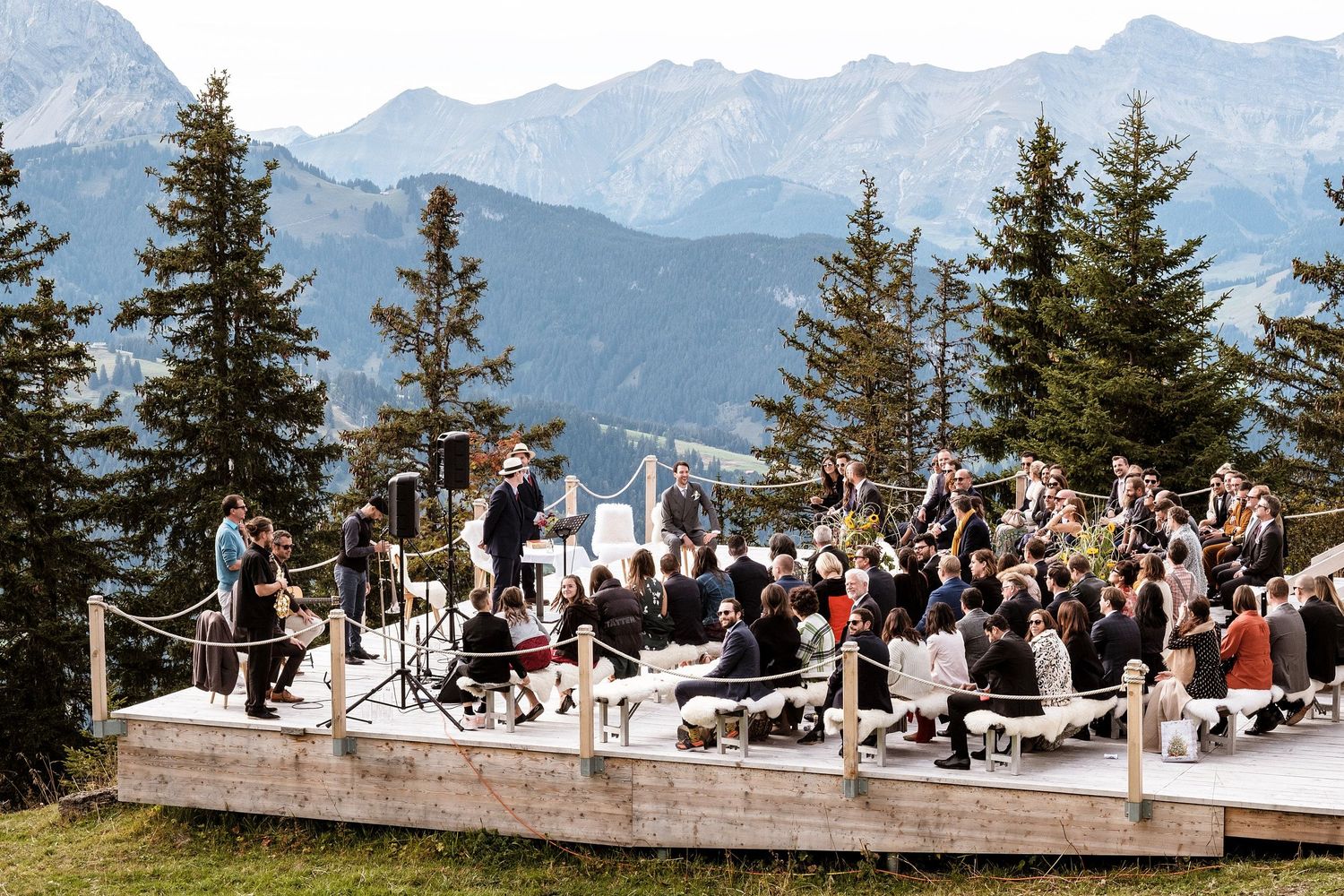 TLOOK photographe de mariage de style documentaire, Wasserngrat à Gstaad cérémonie sur la terrasse