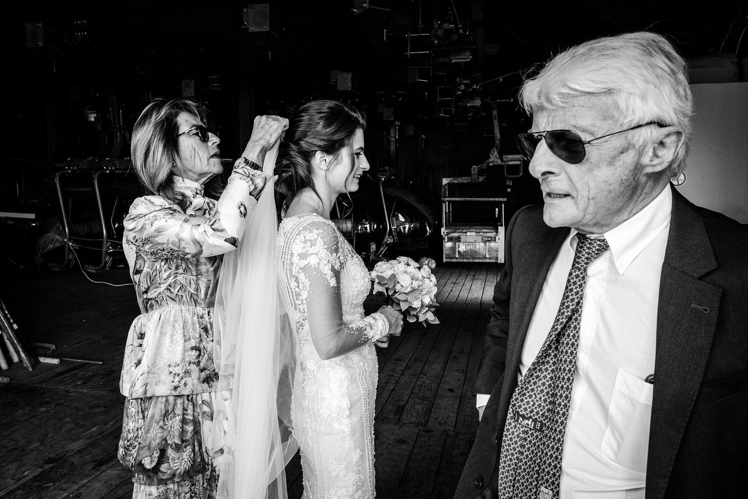 TLOOK photographe de mariage de style documentaire, Wasserngrat à Gstaad cérémonie sur la terrasse arrivée de la mariée