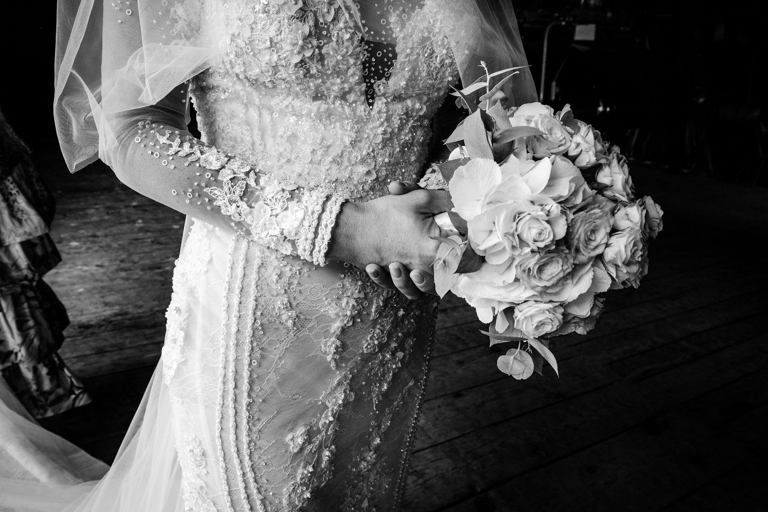 TLOOK photographe de mariage de style documentaire, Wasserngrat à Gstaad cérémonie sur la terrasse arrivée de la mariée détails de la robe
