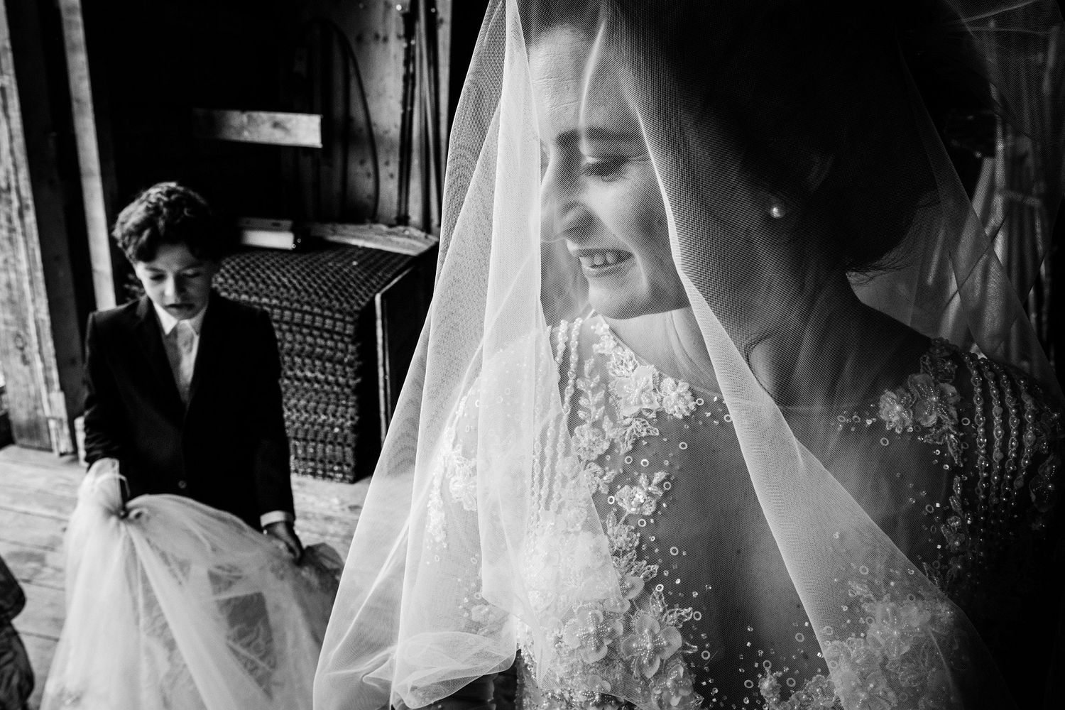 TLOOK photographe de mariage de style documentaire, Wasserngrat à Gstaad cérémonie sur la terrasse arrivée de la mariée