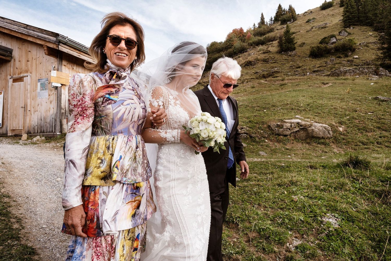 TLOOK photographe de mariage de style documentaire, Wasserngrat à Gstaad cérémonie sur la terrasse arrivée de la mariée avec ses parents