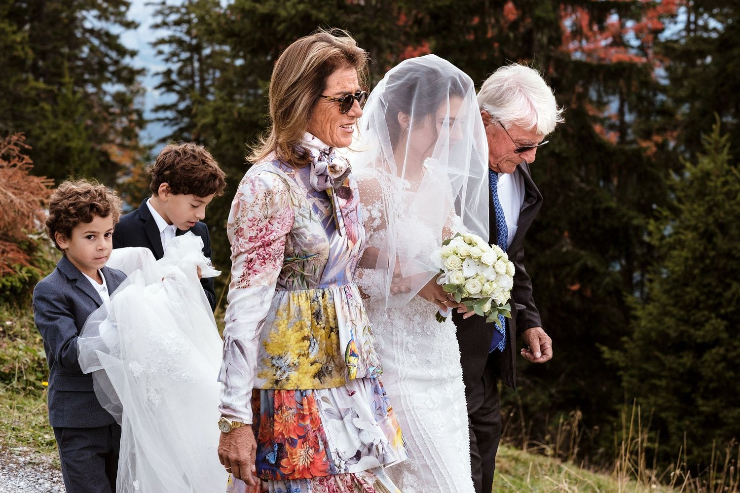 TLOOK photographe de mariage de style documentaire, Wasserngrat à Gstaad cérémonie sur la terrasse arrivée de la mariée avec ses parents