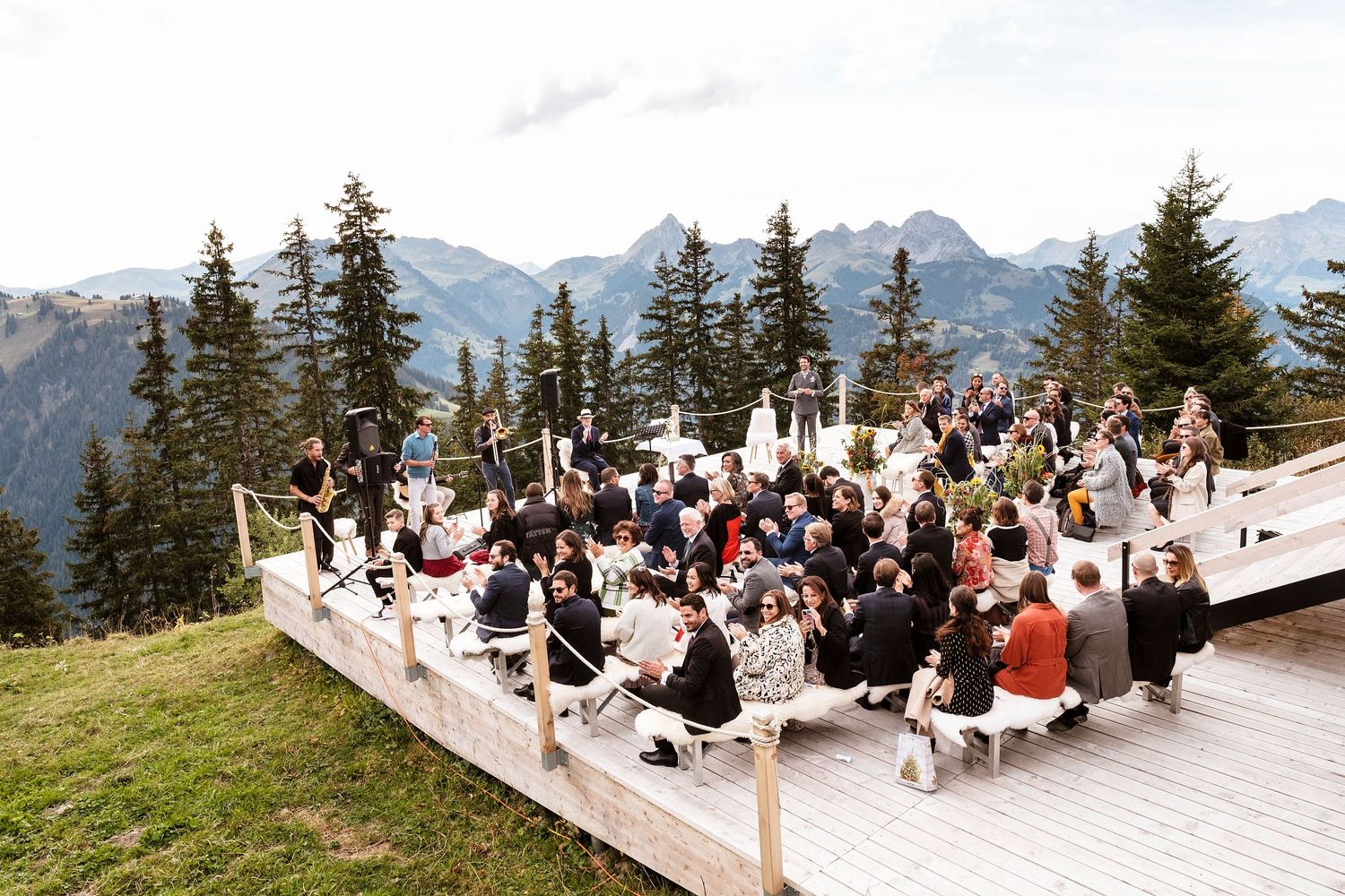TLOOK photographe de mariage de style documentaire, Wasserngrat à Gstaad cérémonie sur la terrasse arrivée de la mariée avec ses parents