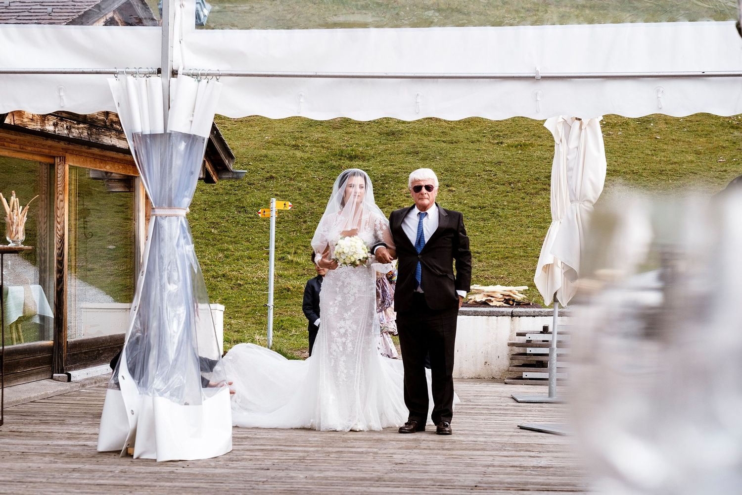 TLOOK photographe de mariage de style documentaire, Wasserngrat à Gstaad cérémonie sur la terrasse arrivée de la mariée avec ses parents