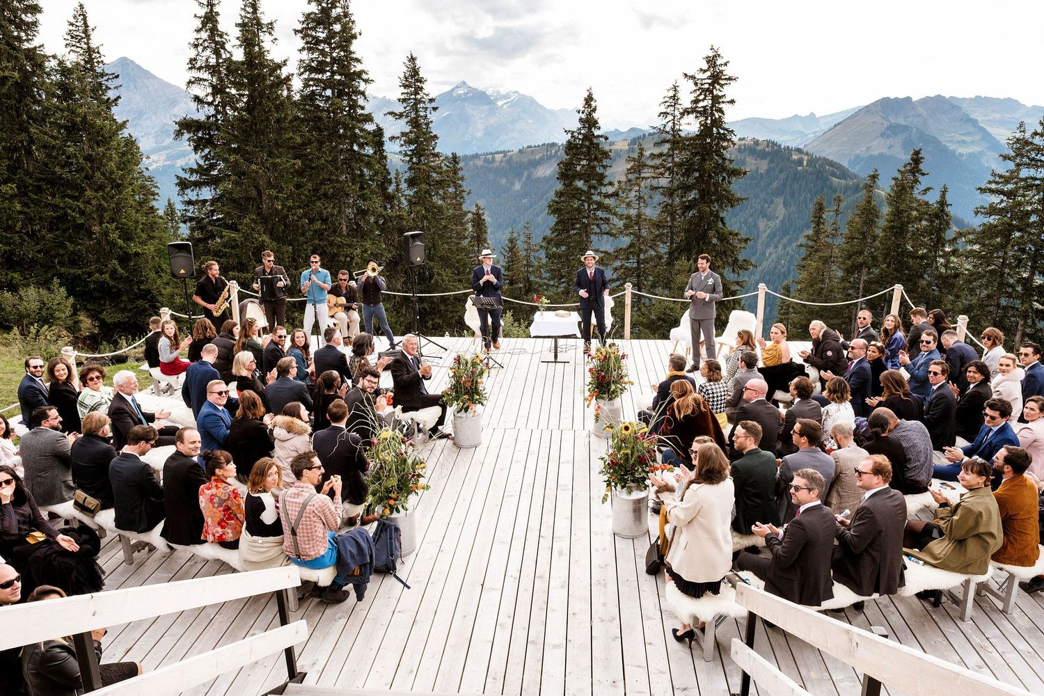 TLOOK photographe de mariage de style documentaire, Wasserngrat à Gstaad cérémonie sur la terrasse arrivée de la mariée avec ses parents