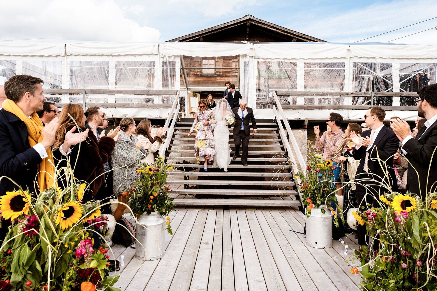 TLOOK photographe de mariage de style documentaire, Wasserngrat à Gstaad cérémonie sur la terrasse arrivée de la mariée avec ses parents