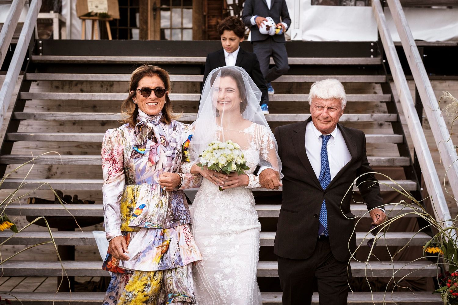 TLOOK photographe de mariage de style documentaire, Wasserngrat à Gstaad cérémonie sur la terrasse arrivée de la mariée avec ses parents