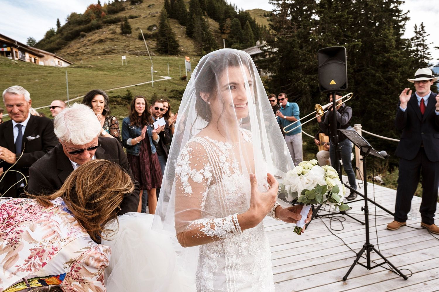 TLOOK photographe de mariage de style documentaire, Wasserngrat à Gstaad cérémonie sur la terrasse