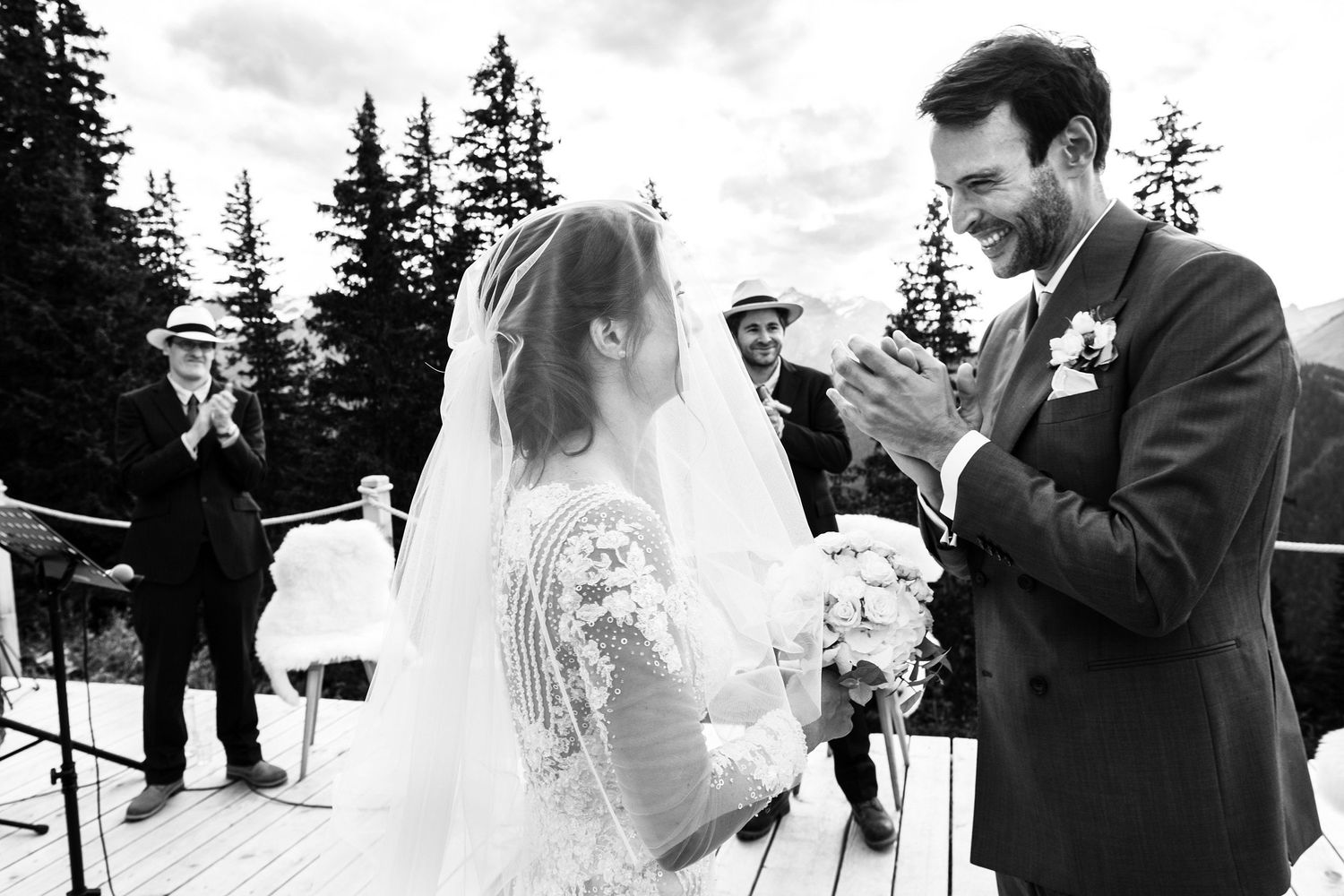 TLOOK photographe de mariage de style documentaire, Wasserngrat à Gstaad cérémonie sur la terrasse