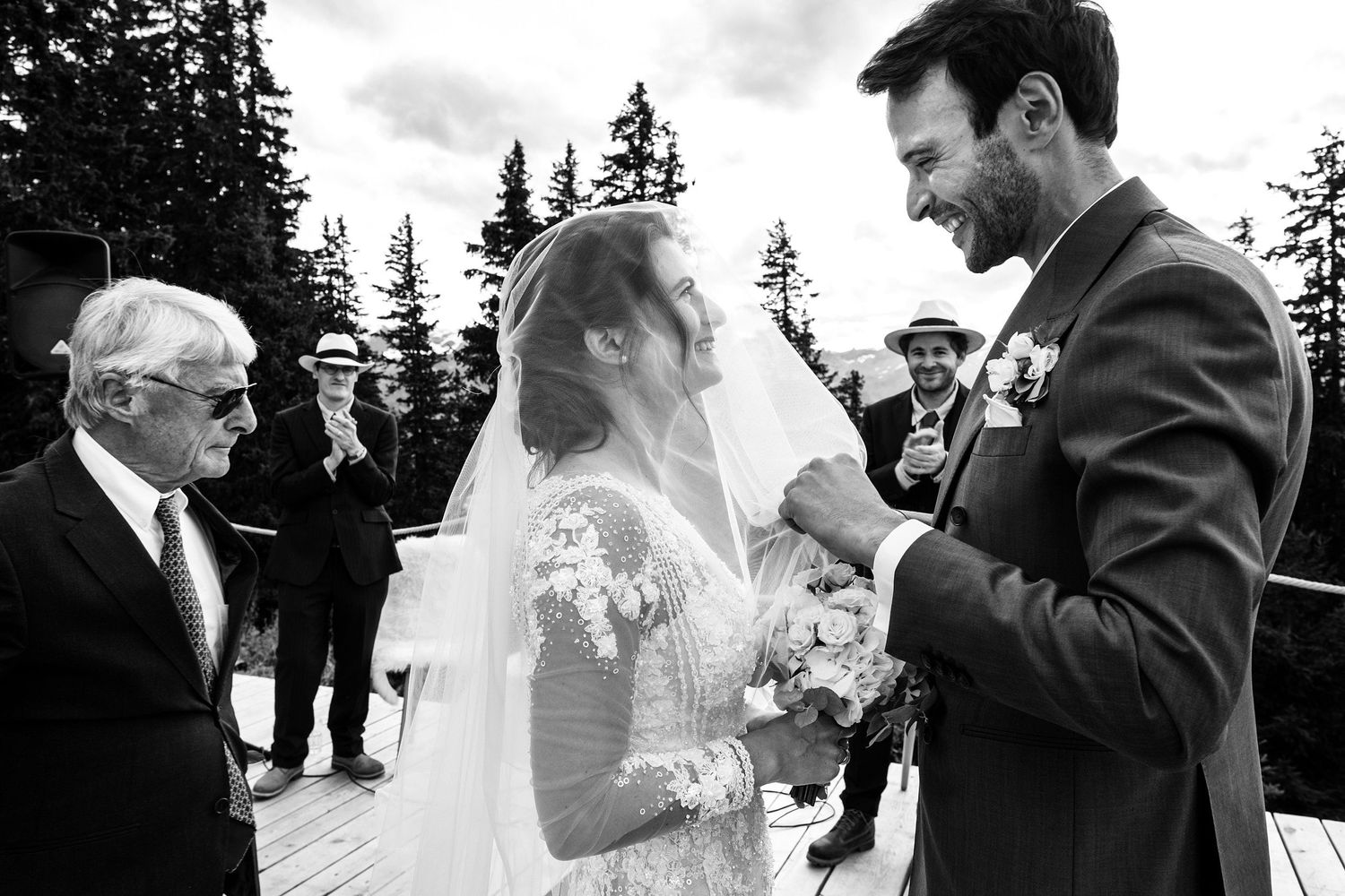 TLOOK photographe de mariage de style documentaire, Wasserngrat à Gstaad cérémonie sur la terrasse voile