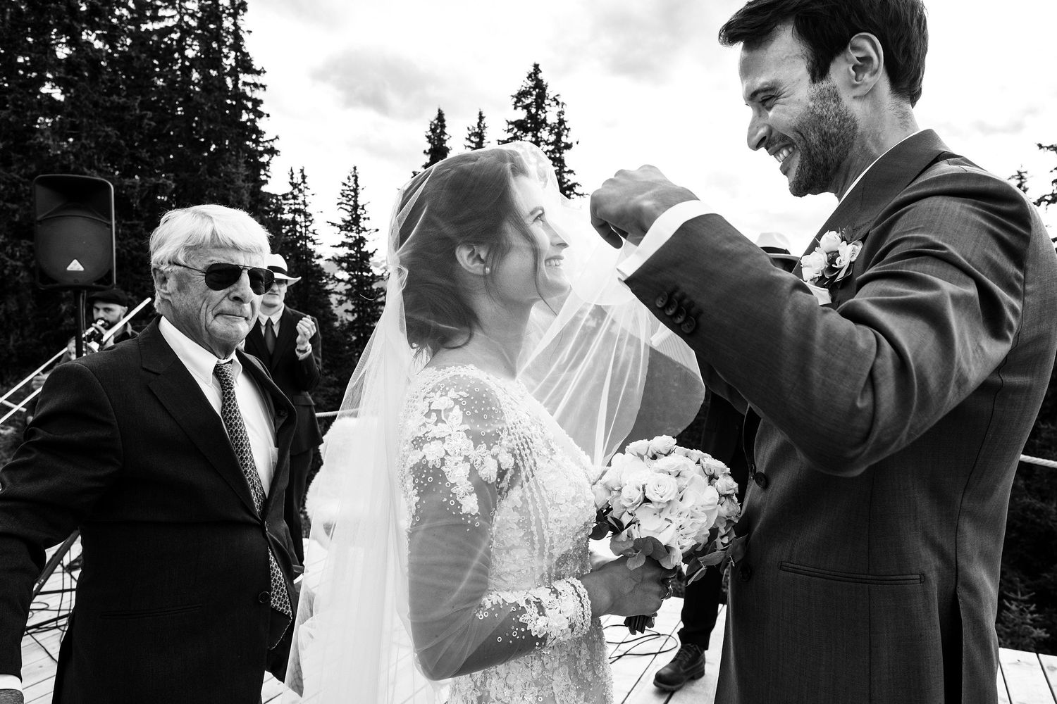 TLOOK photographe de mariage de style documentaire, Wasserngrat à Gstaad cérémonie sur la terrasse voile