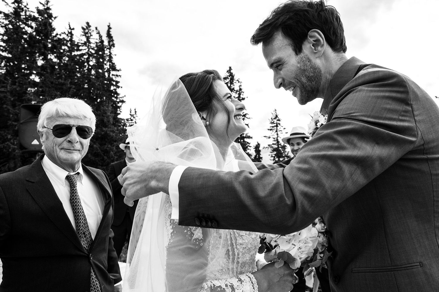 TLOOK photographe de mariage de style documentaire, Wasserngrat à Gstaad cérémonie sur la terrasse voile