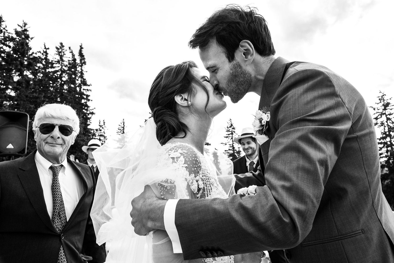 TLOOK photographe de mariage de style documentaire, Wasserngrat à Gstaad cérémonie sur la terrasse