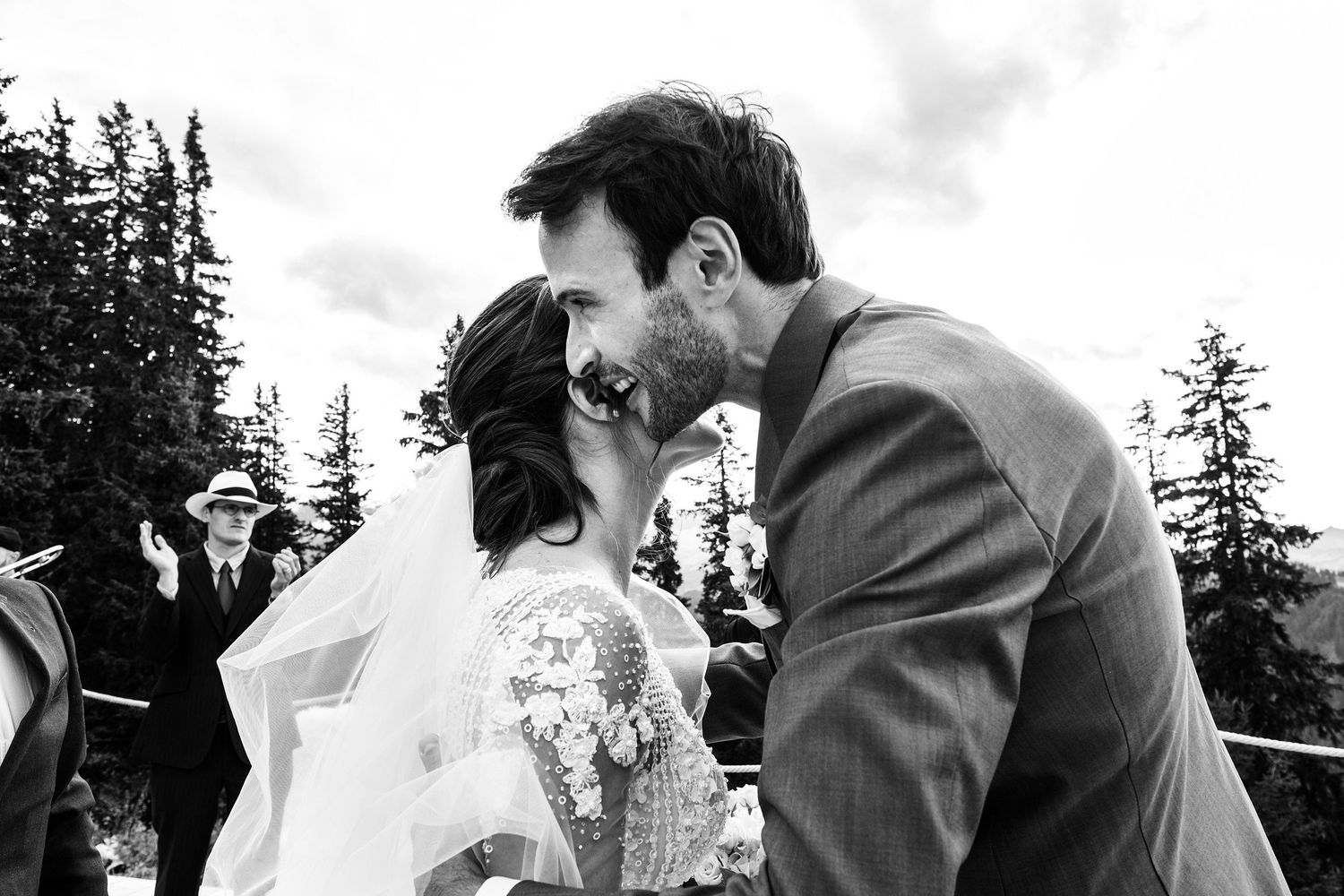 TLOOK photographe de mariage de style documentaire, Wasserngrat à Gstaad cérémonie sur la terrasse