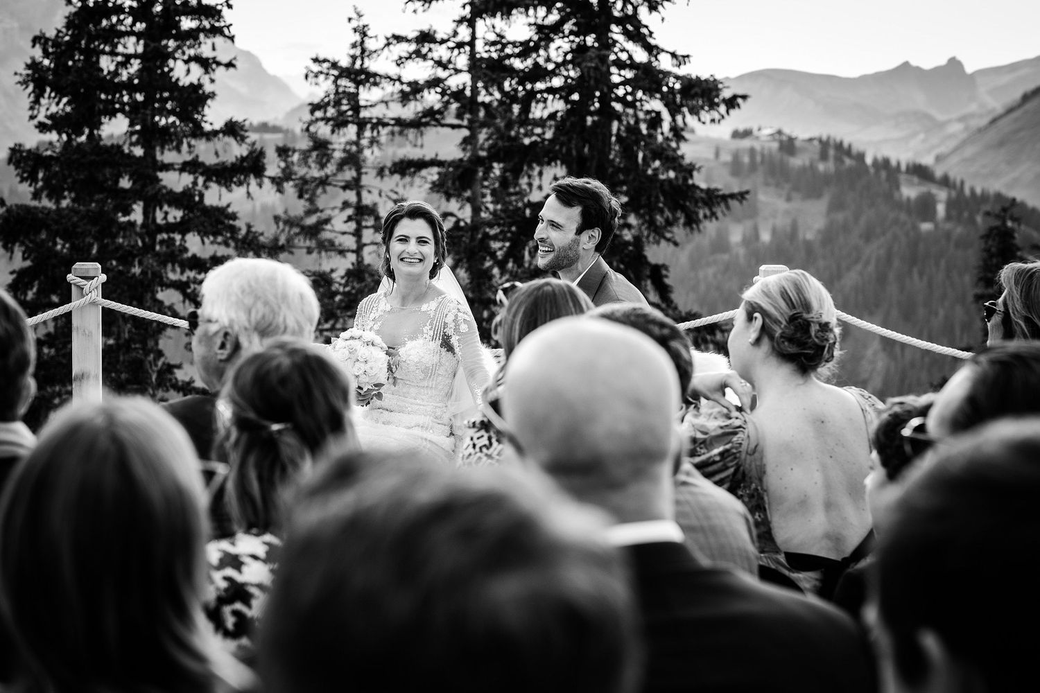 TLOOK photographe de mariage de style documentaire, Wasserngrat à Gstaad cérémonie sur la terrasse