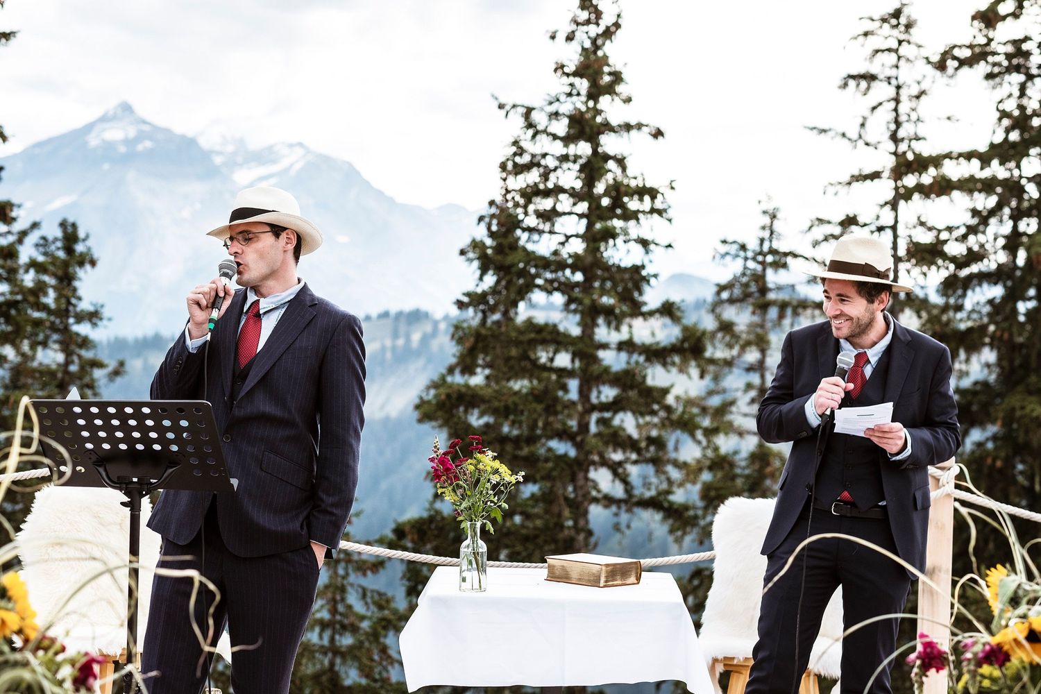 TLOOK photographe de mariage de style documentaire, Wasserngrat à Gstaad cérémonie sur la terrasse discours des témoins