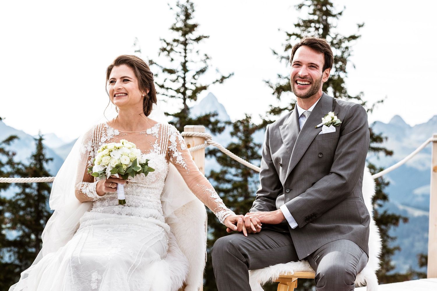 TLOOK photographe de mariage de style documentaire, Wasserngrat à Gstaad cérémonie sur la terrasse