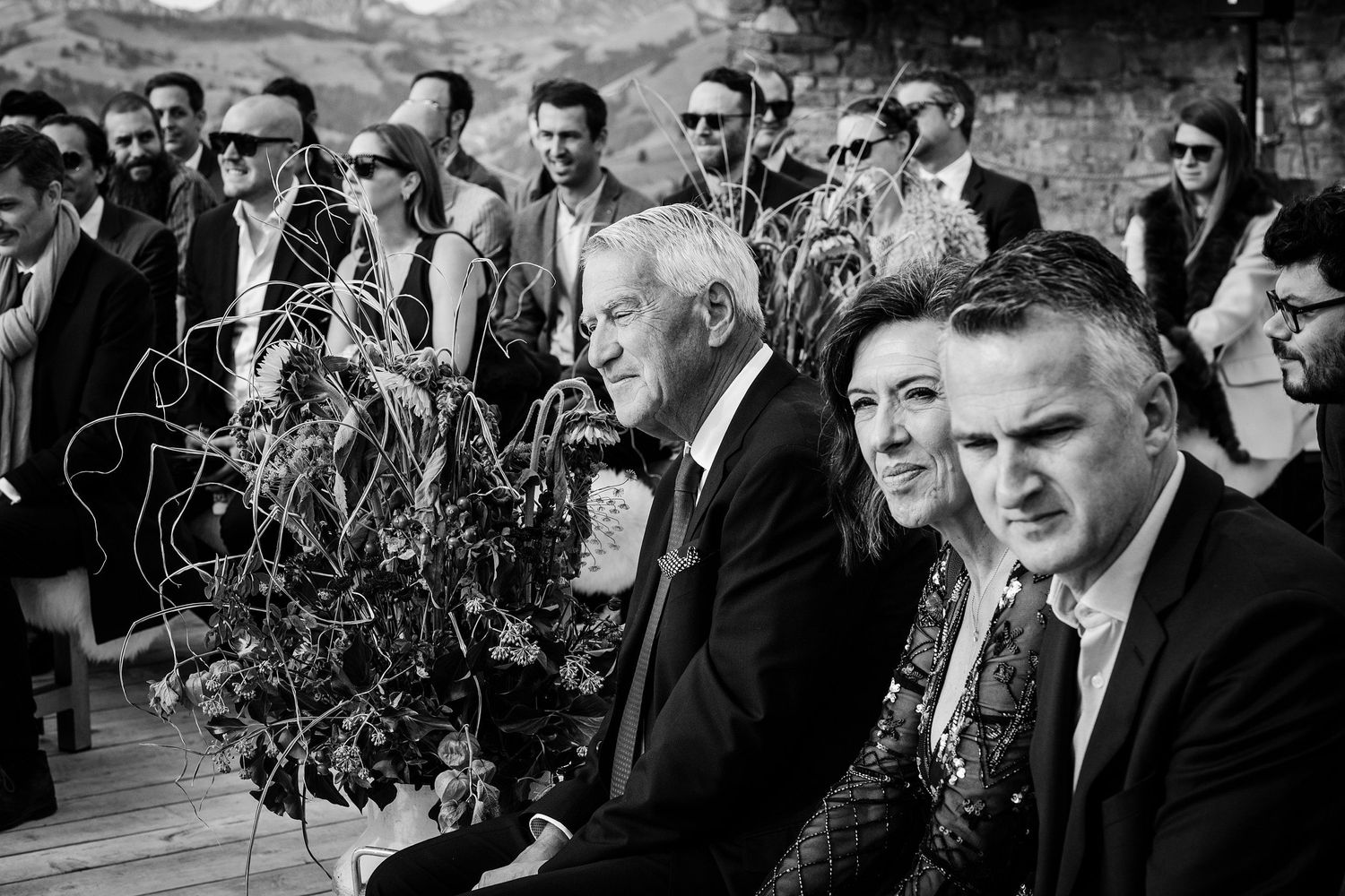 TLOOK photographe de mariage de style documentaire, Wasserngrat à Gstaad cérémonie sur la terrasse portraits