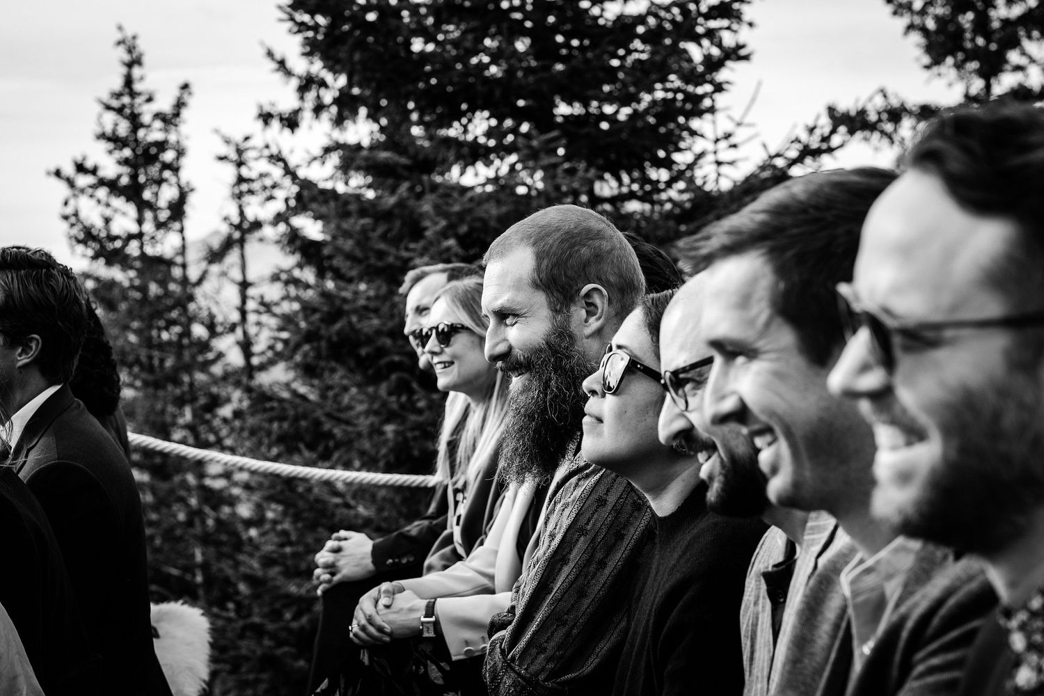 TLOOK photographe de mariage de style documentaire, Wasserngrat à Gstaad cérémonie sur la terrasse portraits