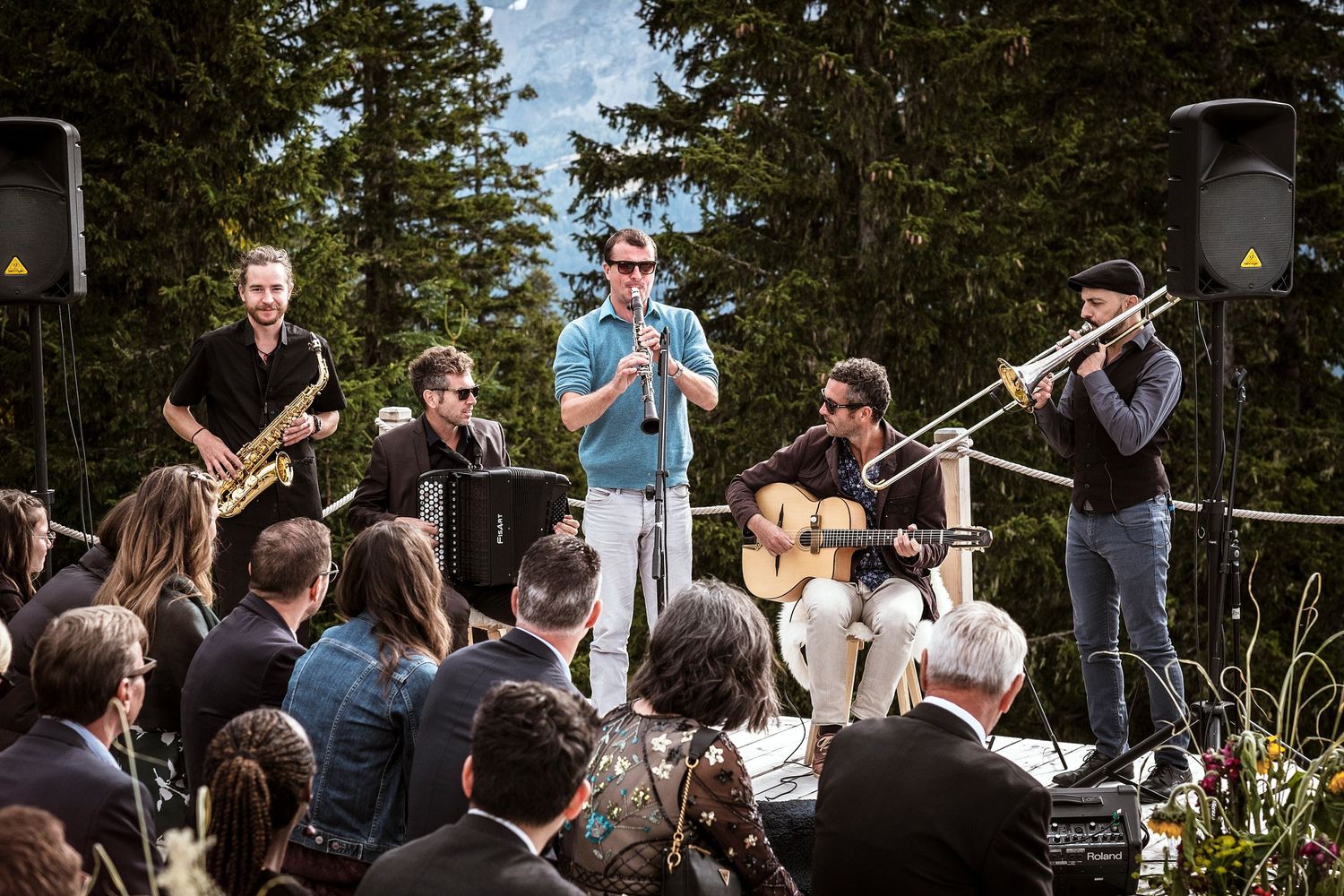 TLOOK photographe de mariage de style documentaire, Wasserngrat à Gstaad cérémonie sur la terrasse groupe de musique live